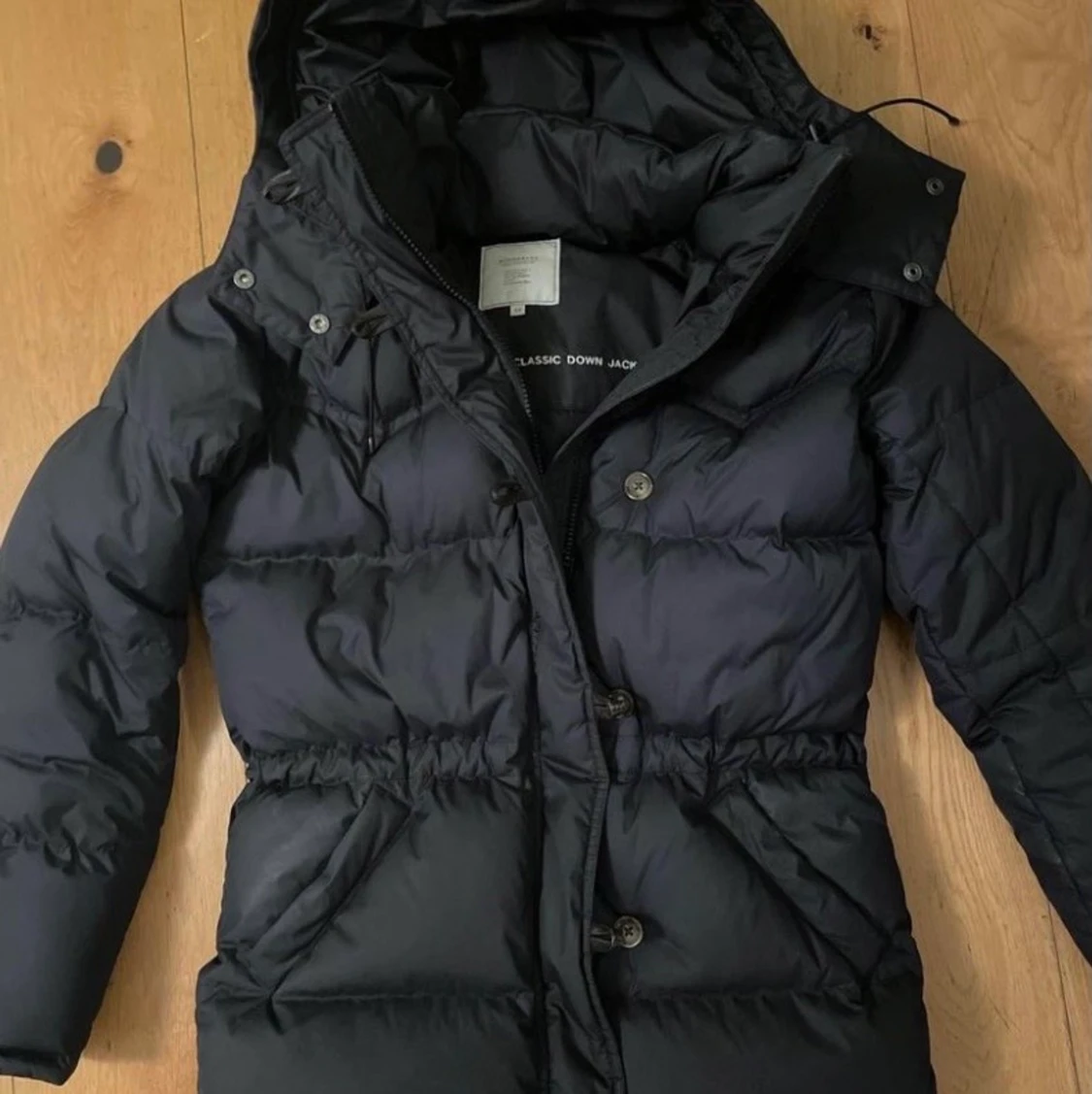 Svart boomerang Alexandra Jacka 