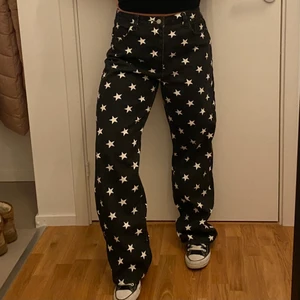 Jeans med stjärnmönster - Säljer dessa svin coola oanvända jeansen, minns inte vart dem är ifrån då lappen är avklippt.                                                                 storlek: M-L beroende på hur man vill att dem ska sitta.