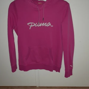 Hoodie - Detta är en super snygg puma hoodie I storlek M aldrig använd men super fint skick och väldigt fin att ha på sig om man ska t.ex gå till gynnat och ska bara slänga på sig något snabbt över och den värmer väldigt bra. Jag köpte denna för 300 kr nu får ni denna för 280 kr 