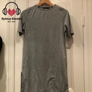 Grå tunika - Grå tunika i strl 36. Säljs av Rytmus Stockholms Elevkår, alla kläder som säljs har skänkts utav elever på Rytmus och de pengar som samlas in från klädinsamlingen ges oavkortat till WWF. Ta chansen och köp fina kläder second hand och bidra på samma gång till att bevara miljön!