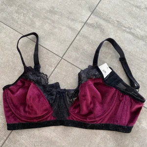 Bh  - aldrig använt eftersom jag köpte i fel storlek! Annars är det en super fin bh ifrån Cubus 😊 skriv för fler frågor eller liknande