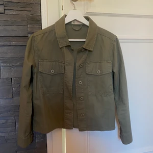 Vårjacka - Säljer denna militär gröna jacka. Storlek 158 i barn storlek men passar bra på mig som har S.