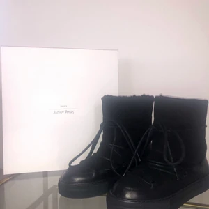 Skor - Helt nya och oanvända skor från ”& other stories” då de är lite för små för mig. Har storlek 39, men skorna kom i mindre storlek och passade inte mig. Köpt för 1450kr men säljer för 500kr. Bud vid flera intressen!