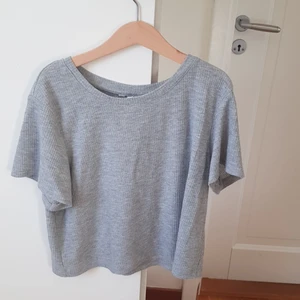 Gullig tank top - En grå tank top. Den är använd men inga synliga slitage skulls jag säga. Frakt kan diskuteras