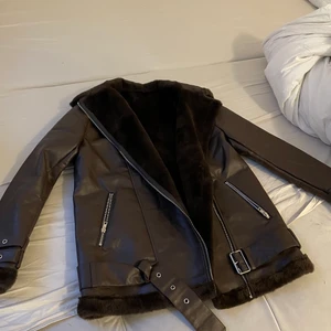 Brun skinnjacka - Storlek XS (oversize) passar S också. Säljer då jag aldrig använt den. Ej äkta skinn