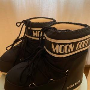 Säljer mina moon boots i den låga modellen. Köpta på boozt och enbart använda 1 gång. Storlek 39/41 