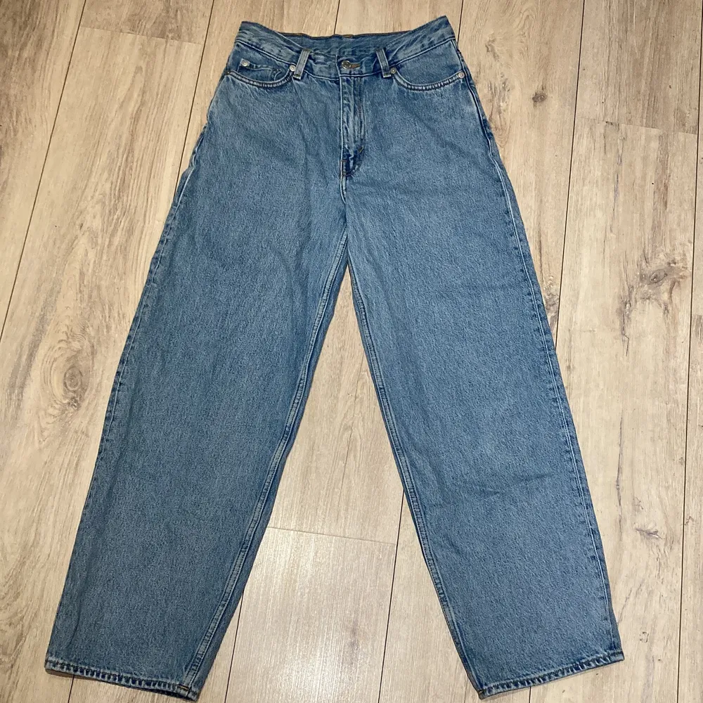 Weekday jeans i modellen Rail. Jeansen är i nyskick då de använts endast en gång. Frakt ingår.. Jeans & Byxor.