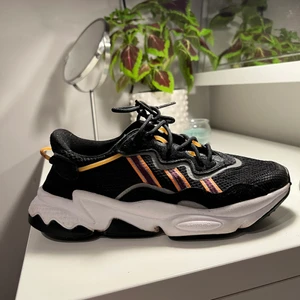 Adidas  - Säljer mina adidas ozweegos då de är för små!