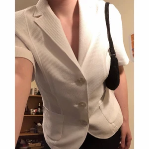 Barbara Lebek kofta - Jag säljer min superfina, figursydda Barbara Lebek kofta som aldrig har kommit till användning. Lappen sitter fortfarande kvar, så den är i nyskick, förutom att den översta knappen sitter lite löst. (Det är lätt att sy åt den, jag kan fixa det om det skulle önskas!) den har sjukt snygga axelvaddar, men om man inte gillar sånt så är det lätt att sprätta bort!💕 (Det står storlek 38, men Jag brukar bära storlek 36/S och denna passar mig superbra, så det funkar till fler storlekar! ) Nypris: 850 kr!