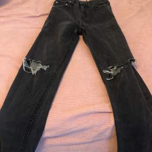 Jeans köpte från lager 157 för 250kr, är i bra skick och har stolek S. Hål i knäna och dom är lite grå/svarta 