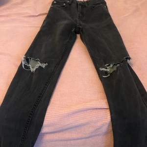 Jeans - Jeans köpte från lager 157 för 250kr, är i bra skick och har stolek S. Hål i knäna och dom är lite grå/svarta 