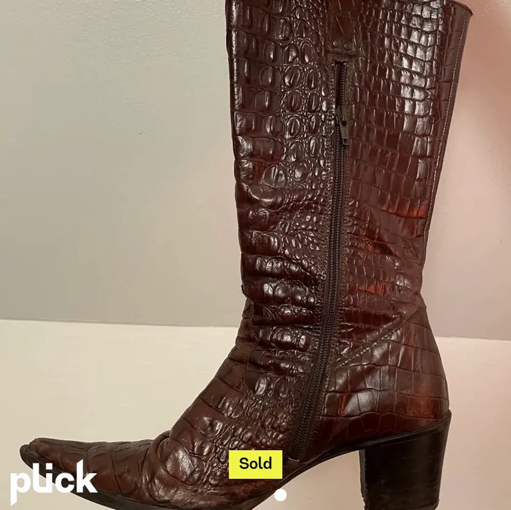 As snygga cowboy boots, köpte här på Plick men de var bara lite för stora, super fina å perfekta till kiol elr klänning. Lite slitning där fram men annars fina. 💞. Skor.