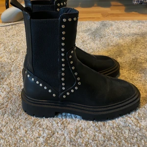 Boots med nitar - Läder imiterade boots från Zara med nitar. I väldigt fint skick då jag använt fåtal gånger.🥰
