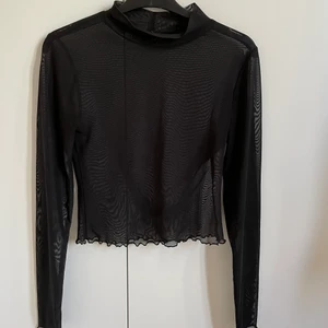 Svart topp  - Svart genomskinlig topp ifrån ginatricot. 