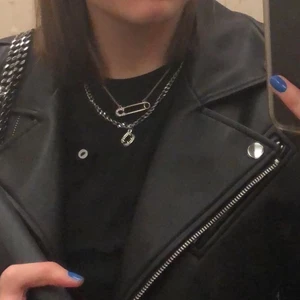 Halsband - Ett jättefint och tufft halsband som passar till allt!! Säljer för det tyvärr inte kommer till användning något mer.💋💋💋Tredje bilden är lånad! 