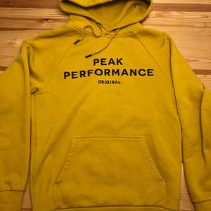 Peak Performance hoodie i storlek S. Tröjan är i väldigt fint skick och säljs pga för liten.                                       Nypris: 1100