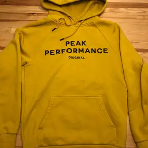 Peak Performance hoodie i storlek S. Tröjan är i väldigt fint skick och säljs pga för liten.                                       Nypris: 1100