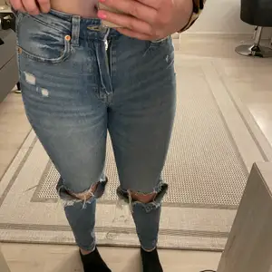 Ett par jeans med hål från lager 157. Väldigt bra skick i storlek S 