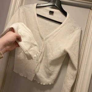 Topp - Gullig topp från Gina, den är kanske använd 1-3 gånger så i fint skick. L men passar allt från s-L 