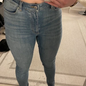 Jeans byxor - Ett par högmidjade skinny jeans i bra kvalitet. Det är bra passform på dom å inga fläckar