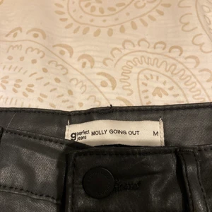 Skinnbyxor  - Fina skinn liknande byxor från Gina. Det är i nyskick😇