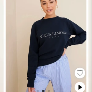 Acqua limone tröja  - Säljer denna fina acqua limone tröja i mörk blå färg. I bra skick. Storlek XS. Säljer för 250kr + frakt😍