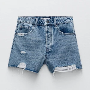 Zara shorts  - Shorts denim med hög midja, har två i s. 36 & 40 passar ej på mig men helt nya. Skriv privat för fler bilder eller intresse 💗💗