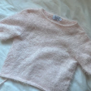 Topp öppen rygg - Ljusrosa fluffig topp från Hanna Schönbergs kollektion för Nakd 💗 Så fin detalj med den öppna ryggen 😍 Finns inte längre att köpa 🧸