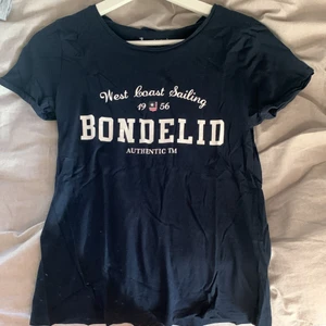 Marinblå t-shirt - Säljet denna marinblåa t-shirt från bondelid. Storlek xs. Kontakta mig för mer info.