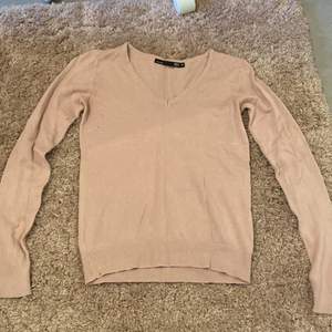 Stickad tröja i smutsrosa färg från lager 157 