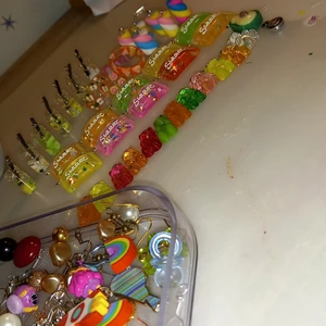 Någon som vill köpa? - Det är smycken och ett smycke kostar antingen 1kr eller 0,50 och om man vill köpa allt så blir det runt 200kr