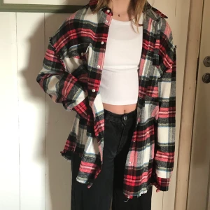 Rutig skjorta - Super mjuk och snygg skjorta från River Island! Knappt använd så i super fint skick! Köptes på River Island i Stockholm. ❤️‍🔥💫 Bara att skriva för mer info och bilder. Köparen står för frakt 📦