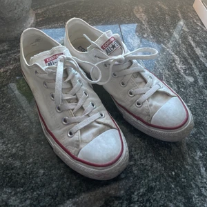 Converse - Vita låga converse✨ Väl använda och därav lite slitna. Tvättas så klart innan de postas✨ Sorlek 39,5