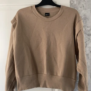 Tröja  - Tröja från gina, köpare står från frakten finns att hämta i Kalmar! 