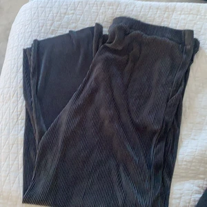 Ribbade byxor  - Ribbade vida byxor, använda 1 gång 