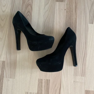 Svarta klackskor - Använd. Original 1500kr. Lite slitna men funkar helt att gå i och är fina.