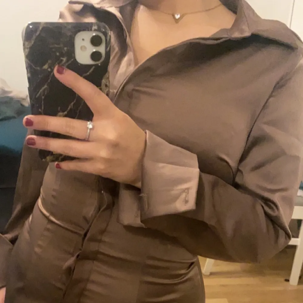 Brun satin klänning. Väldigt fin och elegant skulle jag säga. Aldrig använd bara testad så den är i nyskick. Strl 36 men skulle säga att den sitter mer som en XS. Från missguided . Klänningar.