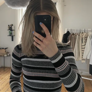 Storlek xs - En jättefin topp köpt från H&M. Säljer då jag tyvärr inte använder den längre. 