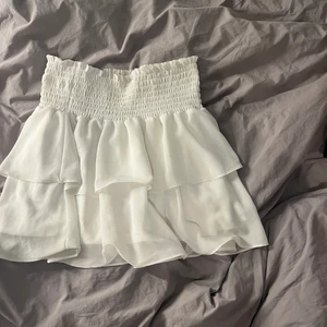 VIT VOLANGKJOL - Säljer denna populära volangkjol från chealsea pga att den tyvärr ikte kommer till användning🤍🤍 är i storlek M men skulle säga att den även passar S säljer för 200 kr💞💞