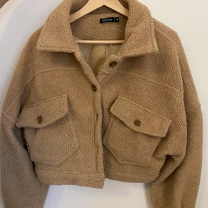 Croppad Teddy jacka med stora armar  - Teddyjacka från BOHOO. Croppad med stora armar. Passar 34-40 beroende på hur man önskar att den ska sitta. 