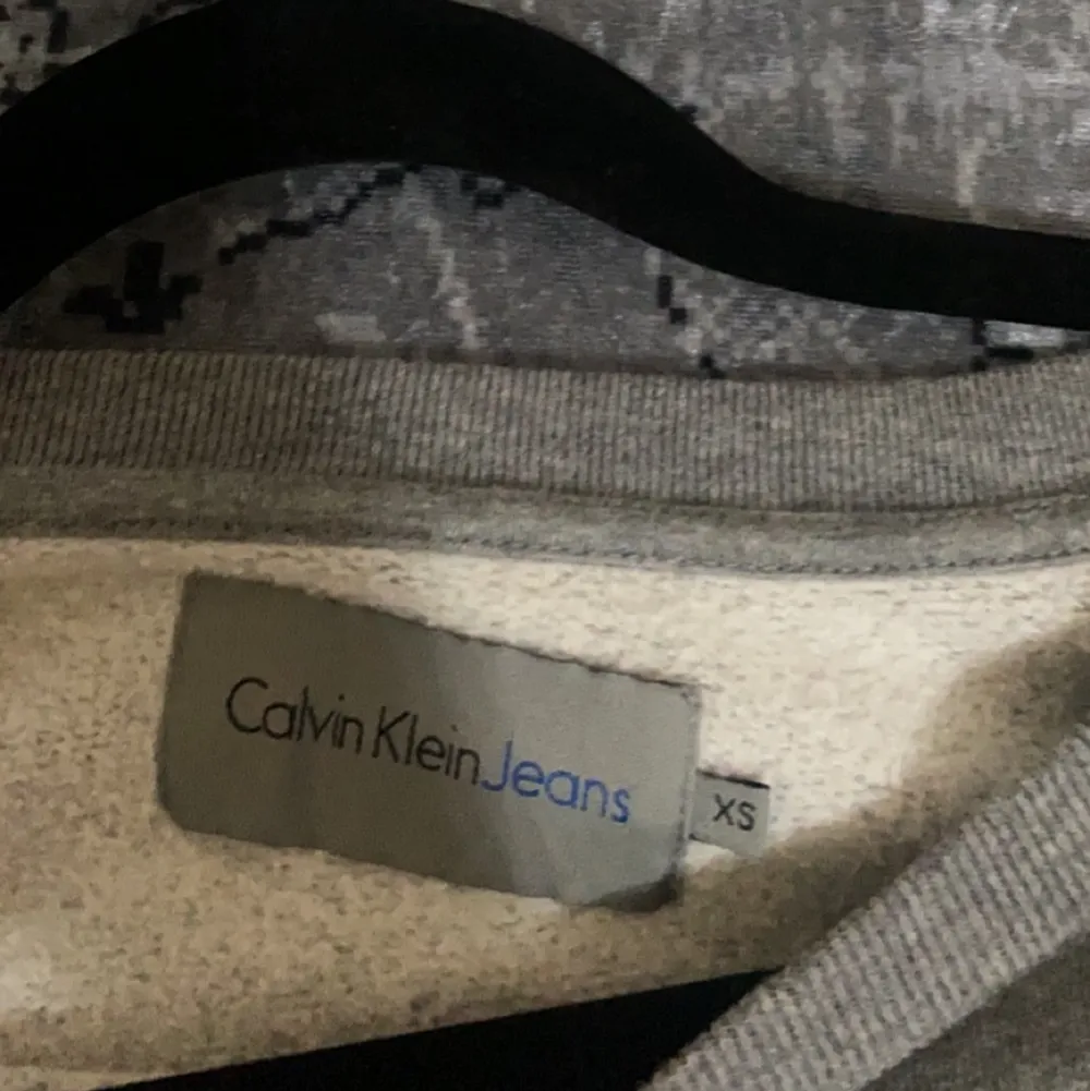 Säljer denna Calvinklein tröjan i ny skick,🖤. Tröjor & Koftor.