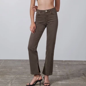 Bruna Zara jeans - Bruna jeans från zara! Storlek 40 men skulle säga att de är som 36/38. Lite långa på mig som är 164. Lappar kvar så aldrig använda, nypris 399. 