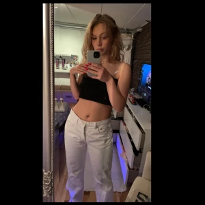 Vita Straight jeans med slits - Säljer nu dessa jeans som är köpta på Plick helt oanvända lapp finns kvar. Dom var förstora för mig. Dom kommer ifrån zara