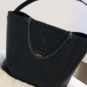 Guess Väska - Guess väska i svart färg, i fin skick använt bara två gånger