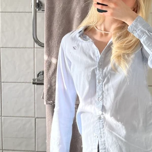 SKJORTA - Ljusblå skjorta som är i fin kvalitet 💛💛 lappen är storlek 36 men skulle säga att de är mer än 34!