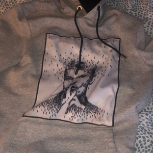Limitato hoddie  - Skit snygg limitato hoddie med David Bowie som tryck och den har riktigt bra cond 10/10 hoddien är i xs men passar s