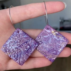 Handgjorda örhängen  - Handgjorda örhängen av lera. Nickelfri.  Fri frakt. Samfraktar. Kontakta för flera bilder eventuellt video. Storlek ca 4 cm Står ej för postens slarv 