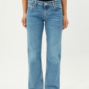 Lågmidjade jeans - Säljer dessa jeans från Weekday! De är i modellen ARROW och är lågmidjade!