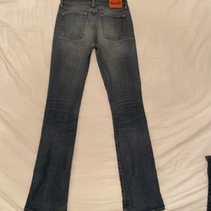 Replay bootcutjeans lågmidjade - Assnygga lågmidjade bootcut jeans från replay, säljer de då de är lite för långa på mig