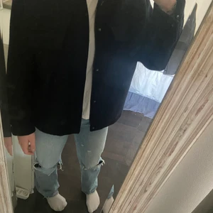 Mörkblå kappa zara - Säljer denna jättefina korta mörkblåa kappa från zara i fint skick. Den är köpt på barnavdelningen i strl 152 men skulle säga att den är i S och passar mig som är 168. Säljer för att jag har två. Nypris 549kr, tror inte den finns kvar på hemsidan. Köp direkt 400kr